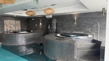 Bañera de hidromasaje cubierta