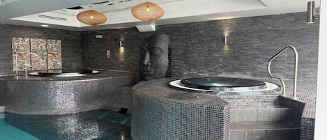Indoor spa tub