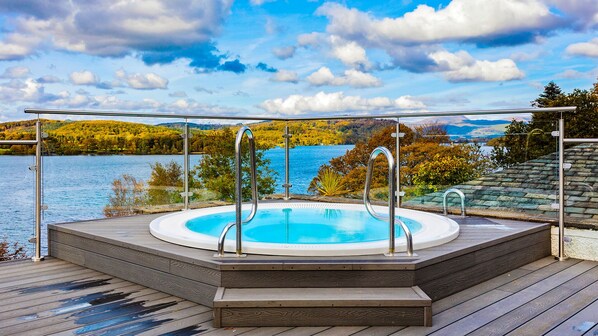 Couples treatment rooms, sauna, hot tub, steam room