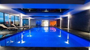 Piscina coperta, lettini