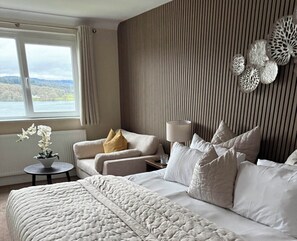 Cosy double with view | 熨斗/熨板、床单