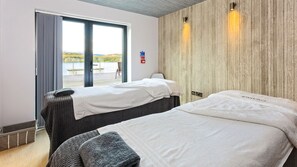 Couples treatment rooms, sauna, hot tub, steam room