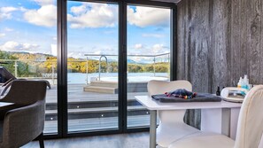 Couples treatment rooms, sauna, hot tub, steam room