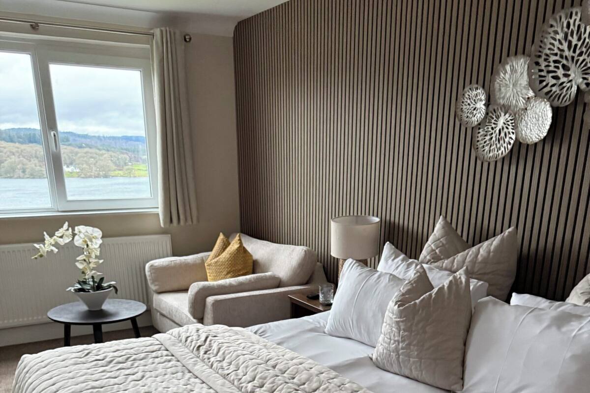 Cosy double with view | 熨斗/熨衣板、床单