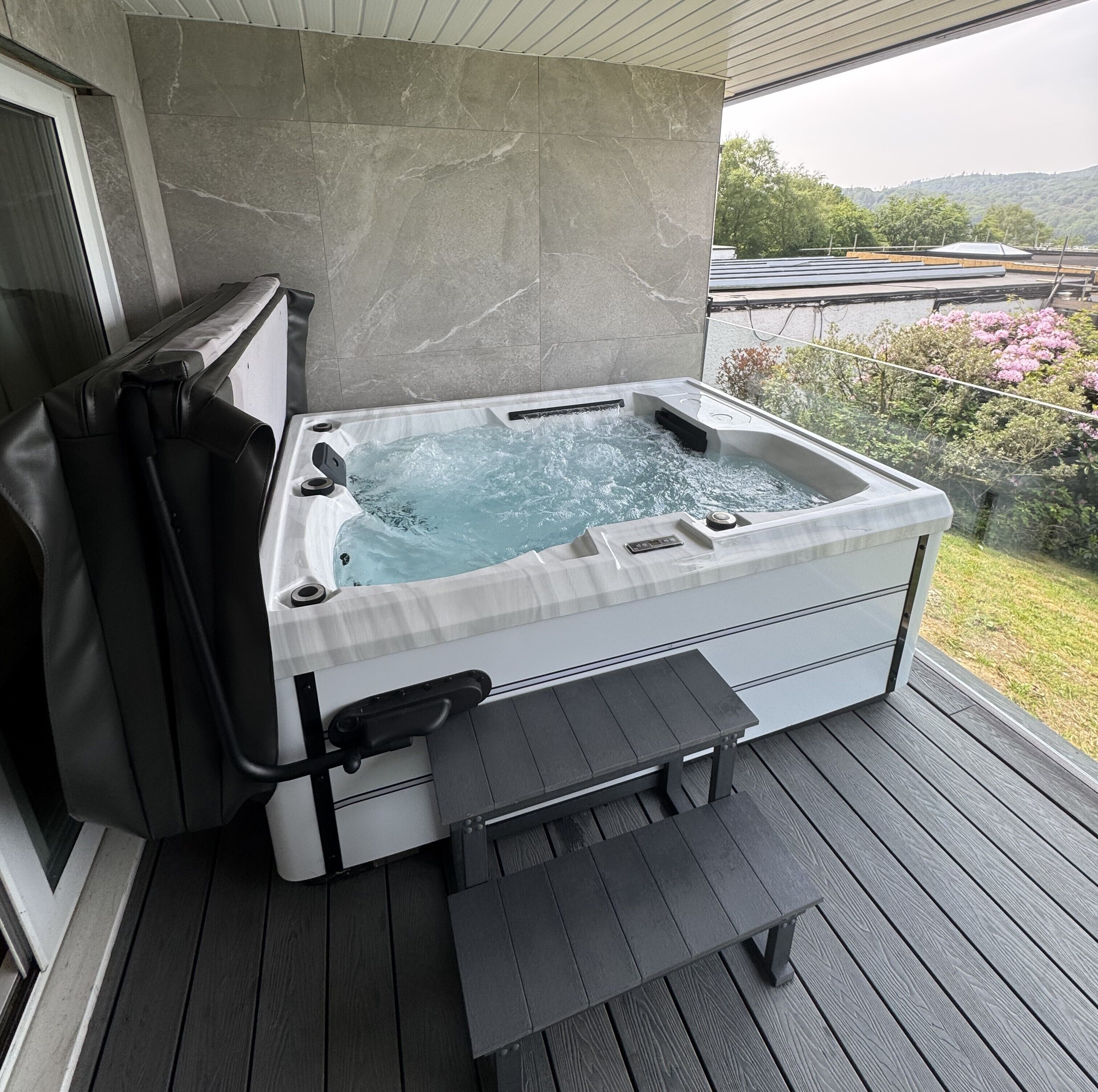 Superior Double Room with Hot Tub (for adults only) | Tabla de planchar con plancha y ropa de cama 