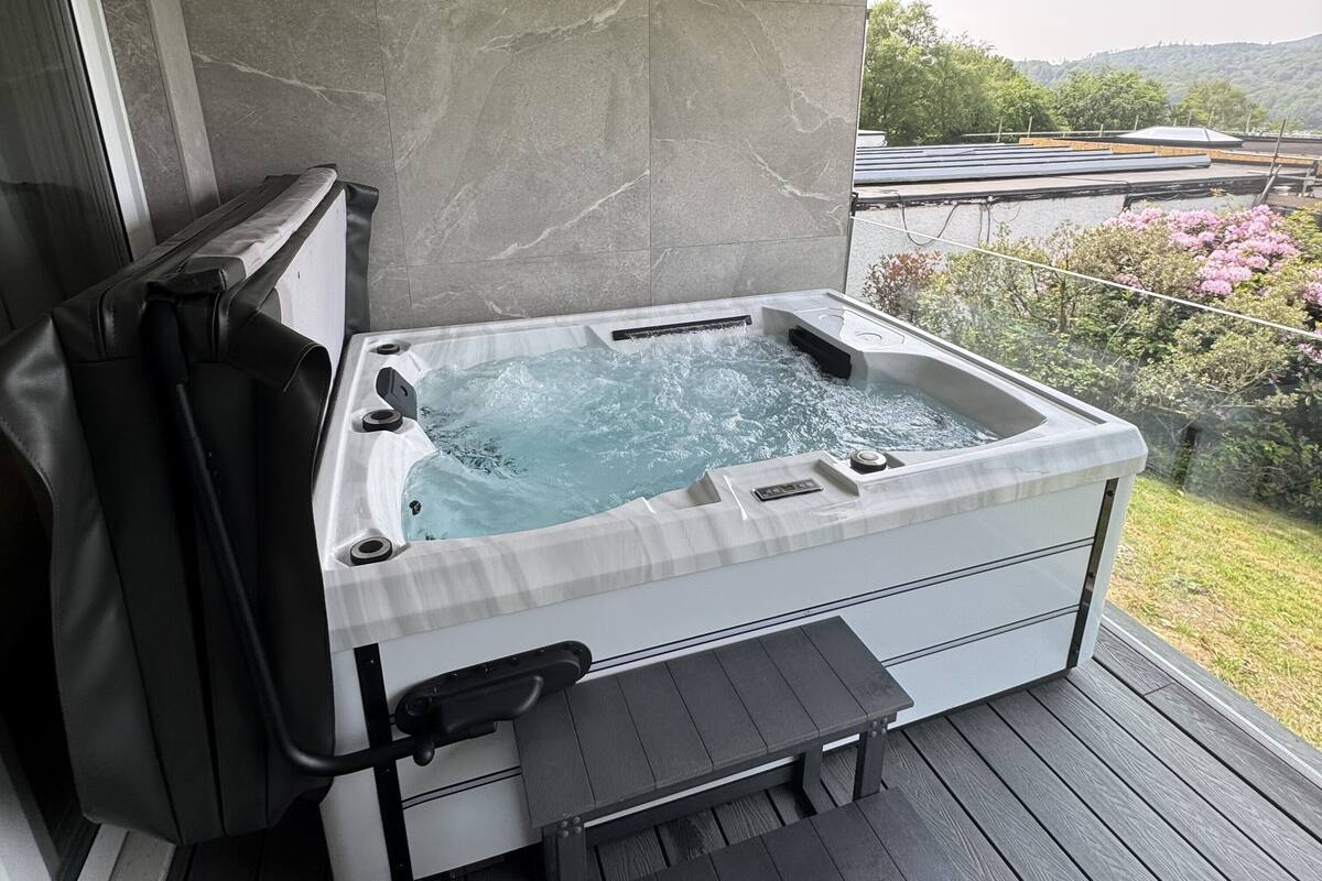 Superior Double Room with Hot Tub (for adults only) | 熨斗/熨衣板、床单