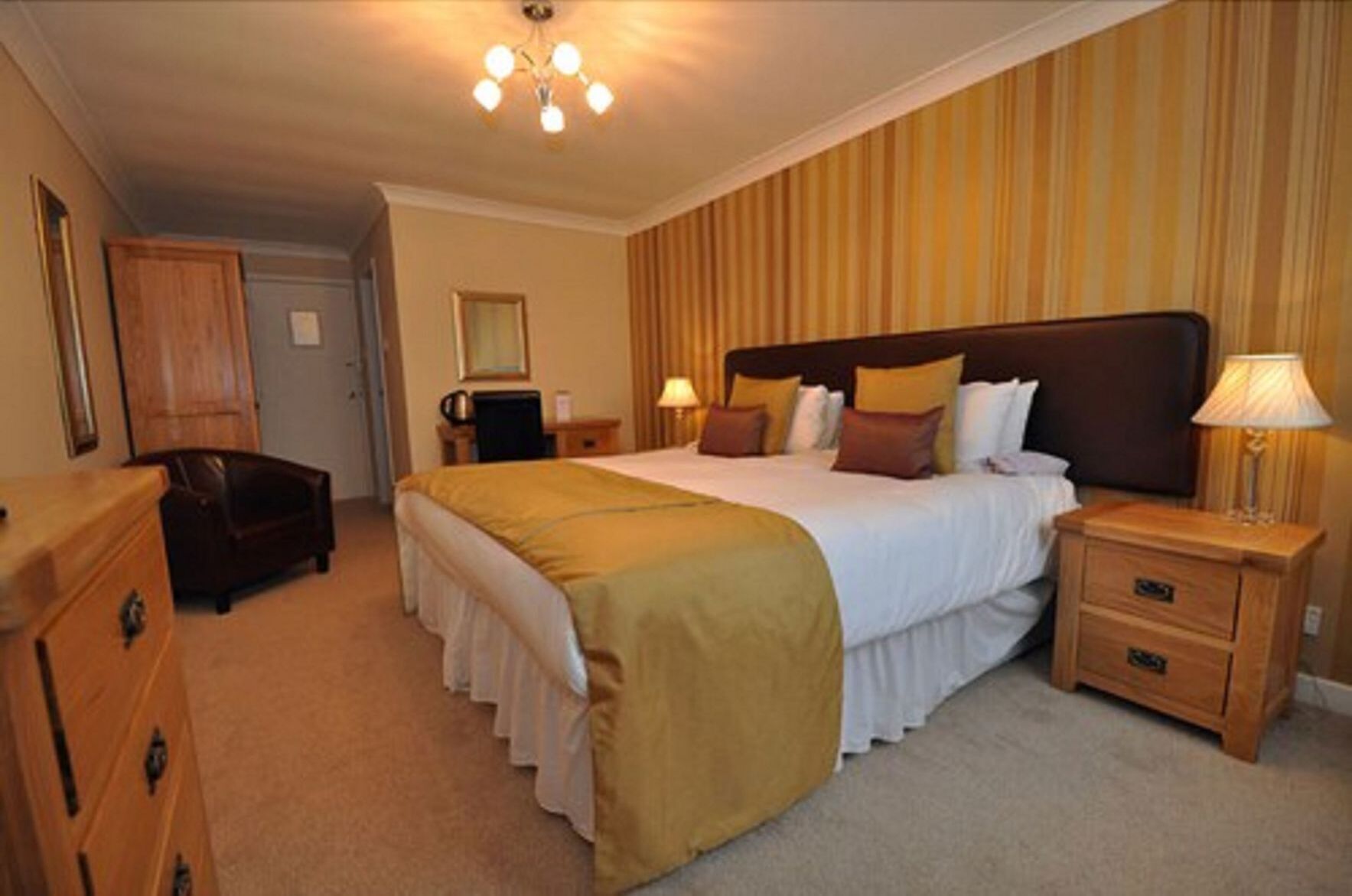 Iron/ironing board, bed sheets
