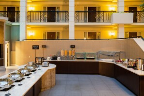 Free daily full breakfast  - Embassy Suites by Hilton Piscataway Somerset (Piscataway)