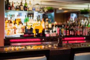 Bar (on property) - Embassy Suites by Hilton Piscataway Somerset (Piscataway)
