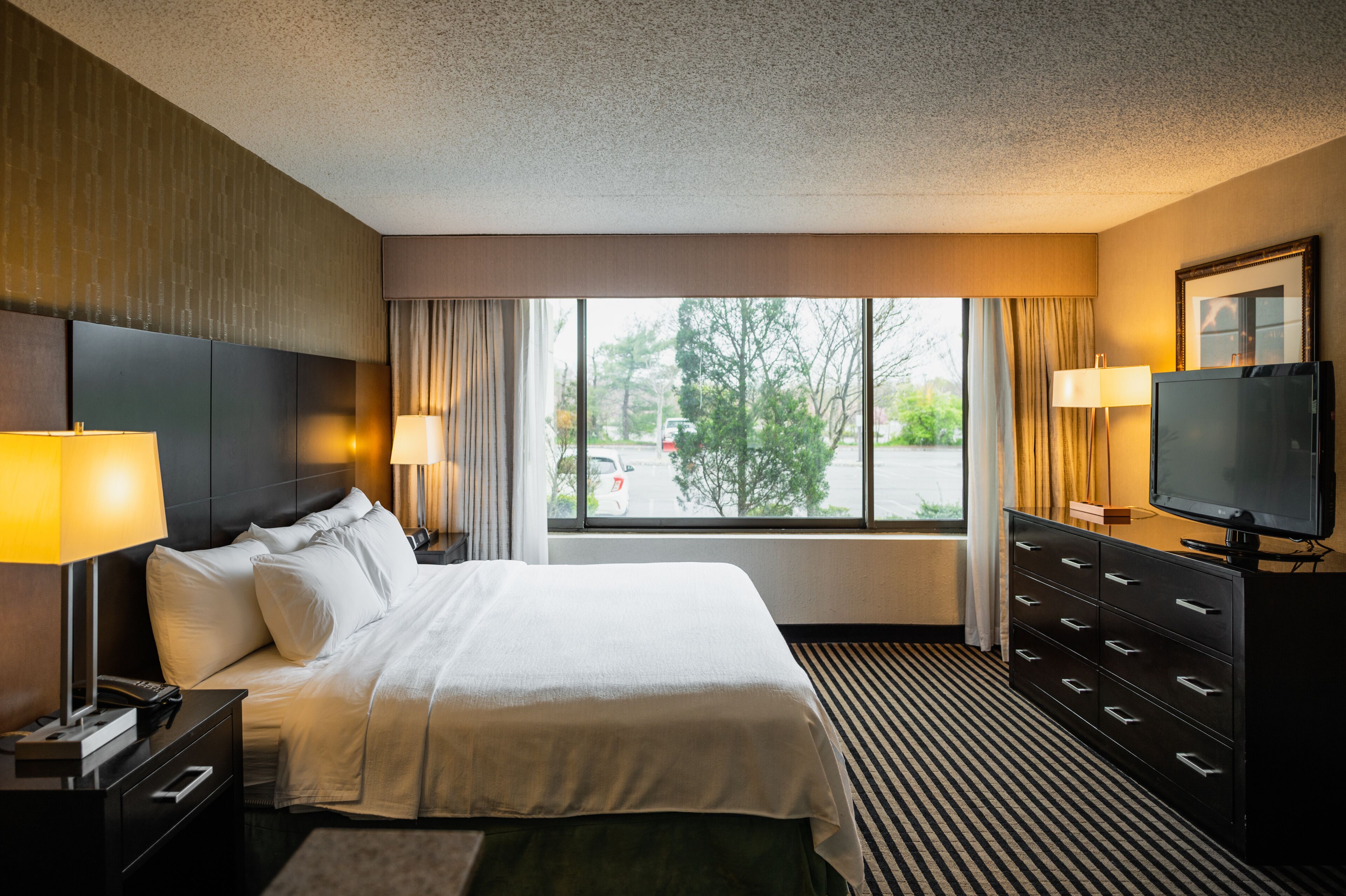 客房内保险箱、办公桌、遮光窗帘、熨斗/熨衣板