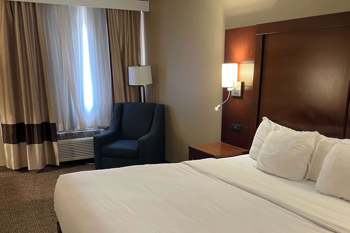 Room, 1 Katil Raja (King), Non Smoking | Meja, seterika/papan seterika, katil lipat simpan/tambahan