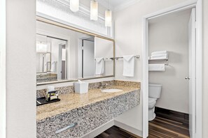 Free toiletries, hair dryer, towels - Best Western Garden Inn (Santa Rosa)