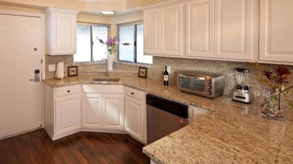 Private kitchen | Fridge, microwave, coffee/tea maker