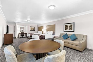 套房, 多張床, 非吸煙房, 廚房 (Living Room;with Sofabed) | 1 間睡房、房內夾萬、書桌、遮光窗簾/窗簾