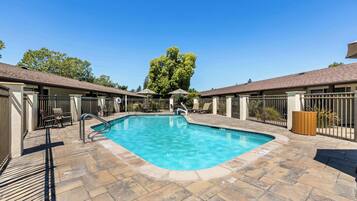 Alberca al aire libre, acceso de 09:00 a 22:00, y camastros