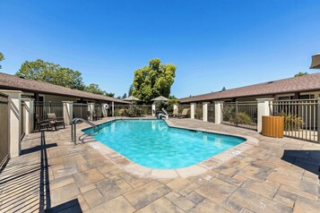 Outdoor pool, open 9:00 AM to 10:00 PM, pool loungers