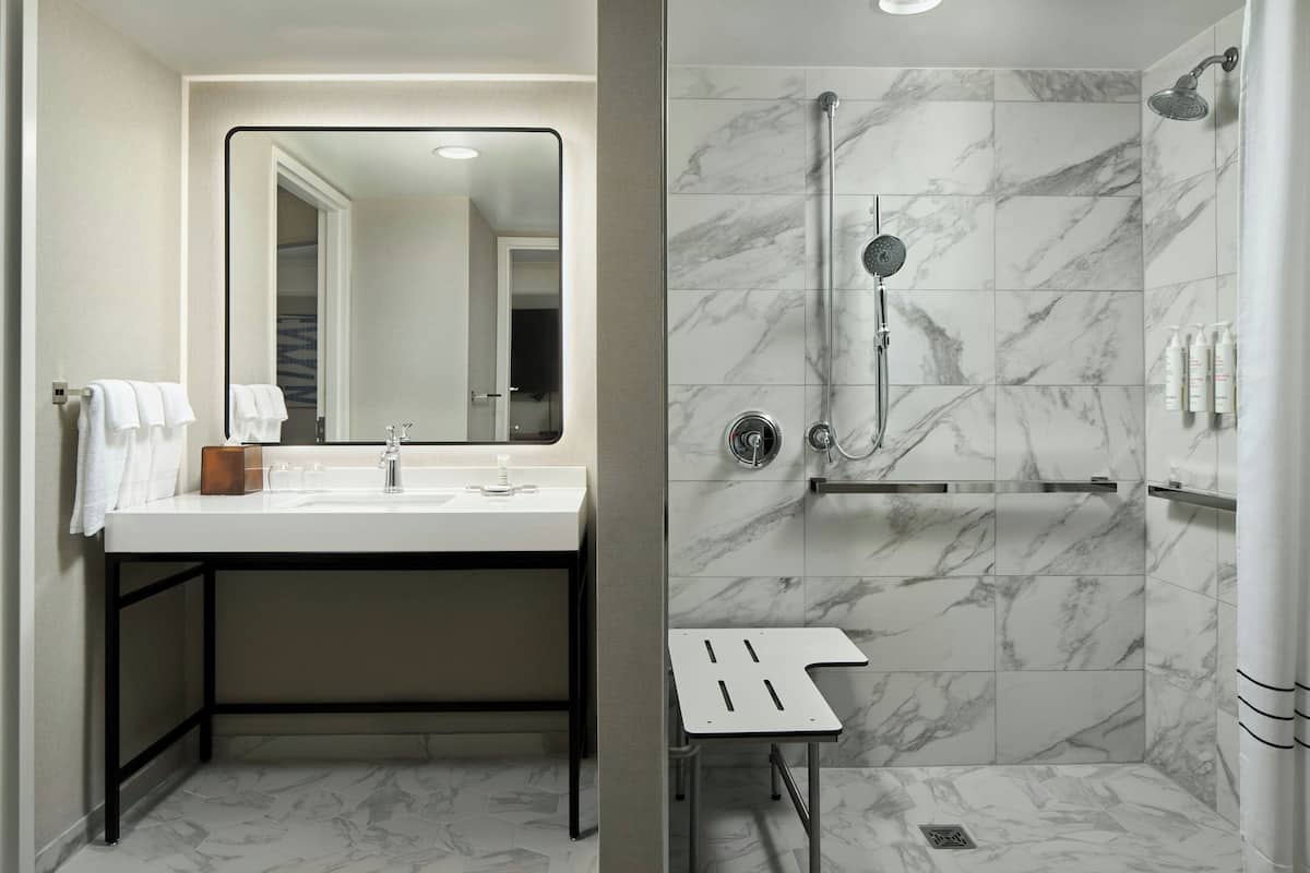 suite, 1 bedroom | bathroom | combined shower/bathtub, eco-friendly toiletries, hair dryer, towels