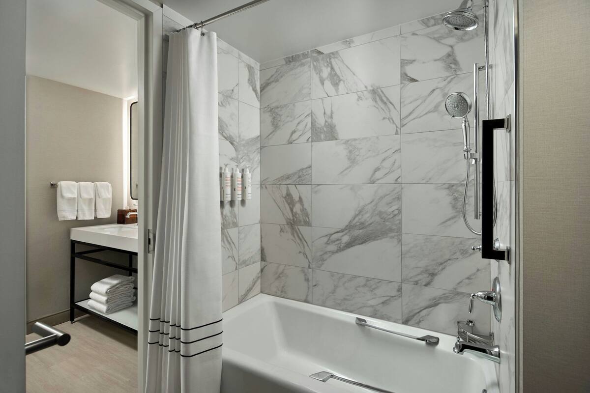 suite, 1 bedroom | bathroom | combined shower/bathtub, eco-friendly toiletries, hair dryer, towels