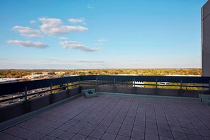 Hochwertige Bettwaren, Zimmersafe, Schreibtisch, Verdunkelungsvorhänge