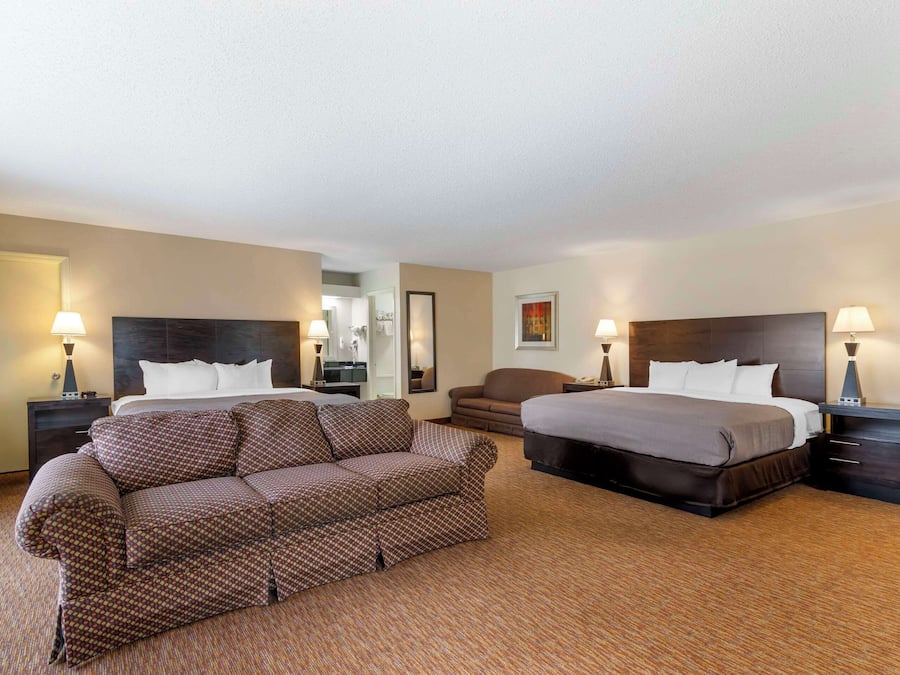 Phòng Suite, nhiều giường, không hút thuốc | Bàn, phòng cách âm, bàn ủi/dụng cụ ủi quần áo