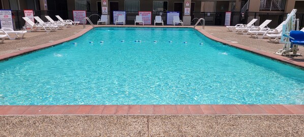 Seasonal outdoor pool - Red Roof Inn Bordentown - McGuire AFB (Bordentown)