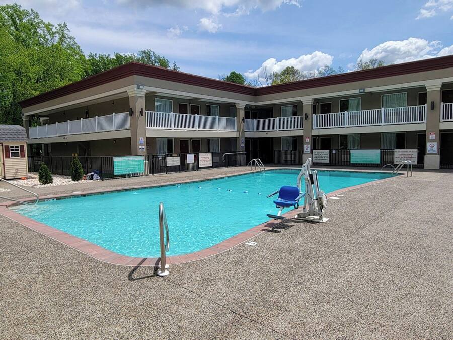 Una piscina al aire libre de temporada