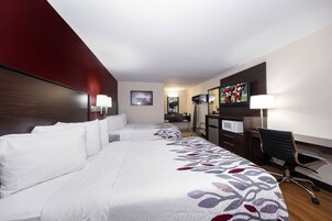 Quarto superior, 2 camas Queen, para não fumantes | Escrivaninha, cortinas blackout, ferros/tábuas de passar roupa