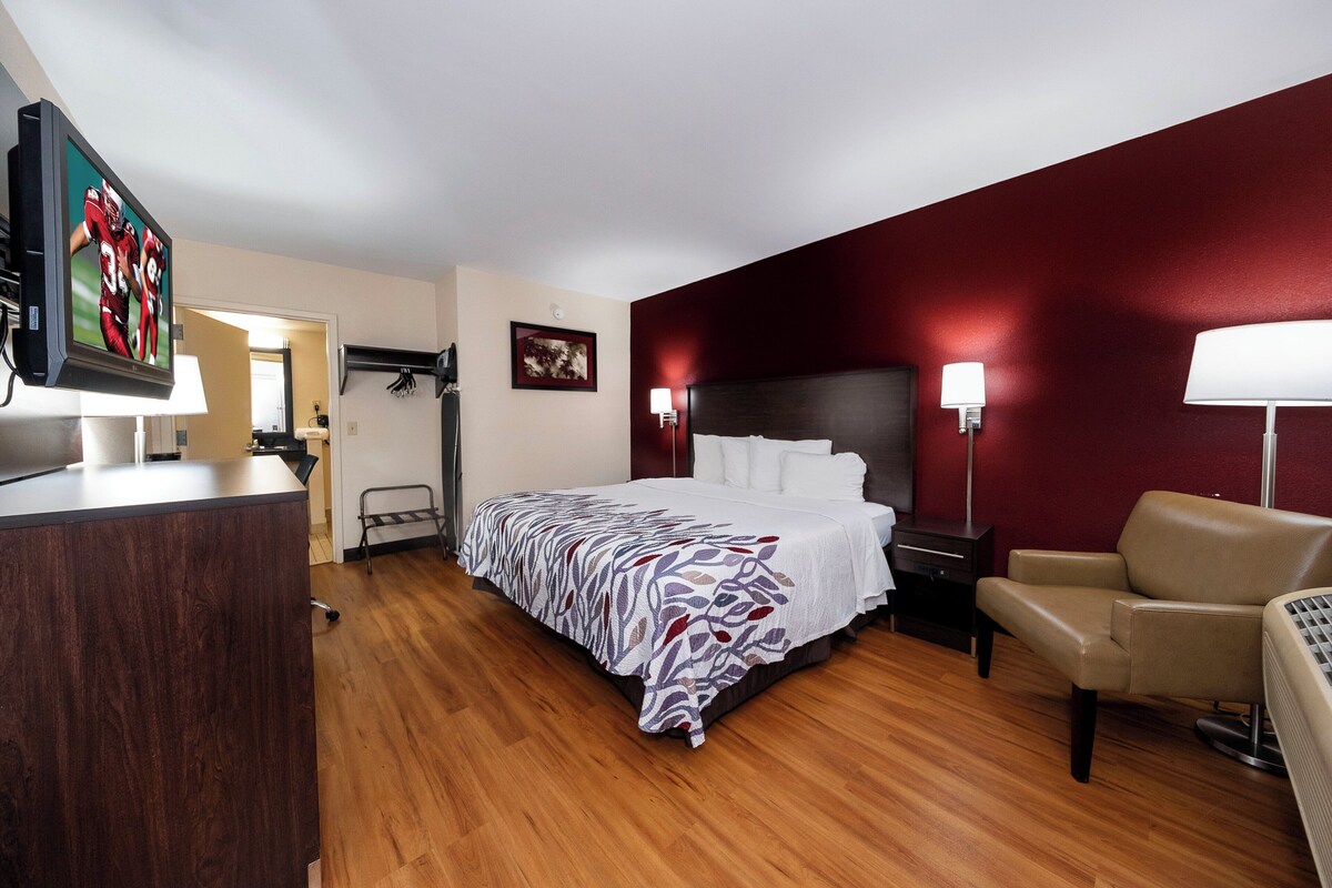 Superior Room, 1 King Bed, Accessible, Non Smoking (Walk-In Shower) | Desk, blackout drapes, iron/ironing board, WiFi (free)