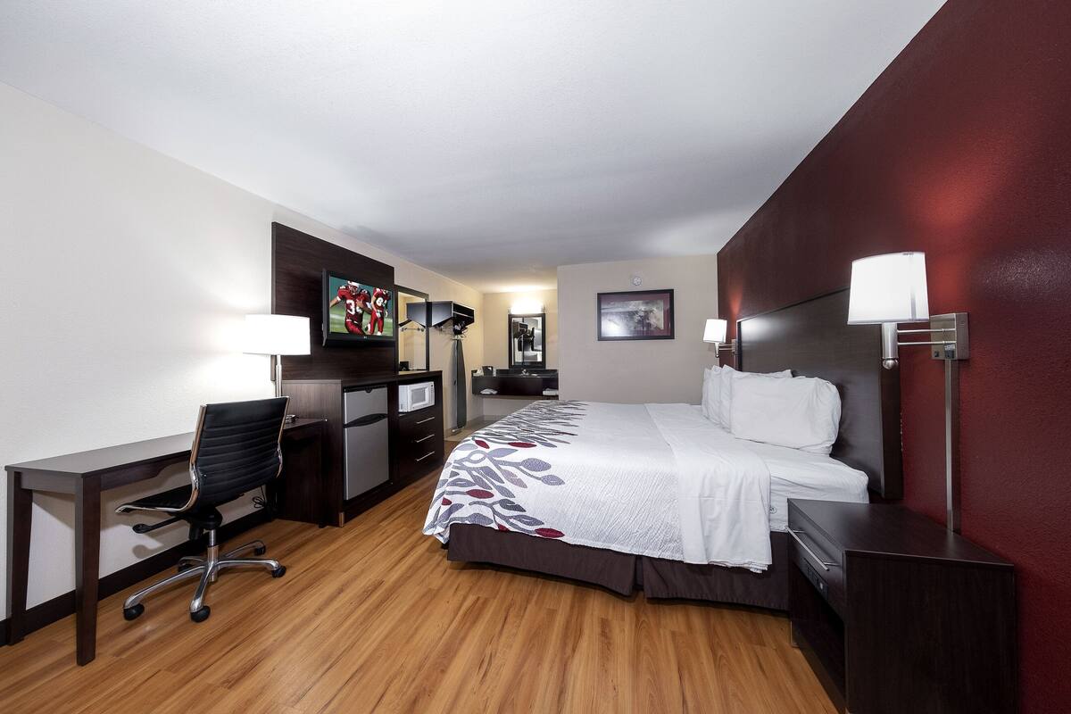 Superior Room, 1 King Bed, Non Smoking | Desk, blackout curtains, iron/ironing board, free WiFi