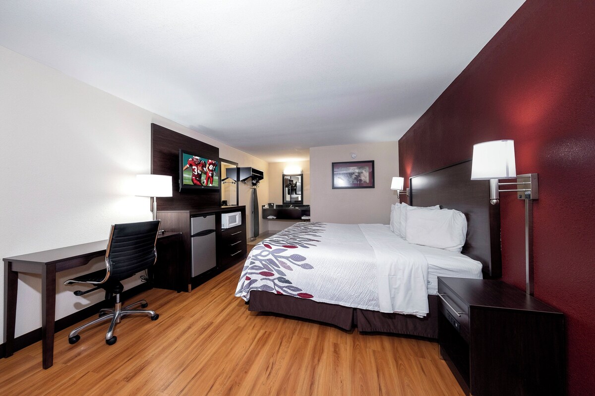 Superior Room, 1 King Bed, Non Smoking | Desk, blackout drapes, iron/ironing board, WiFi (free)