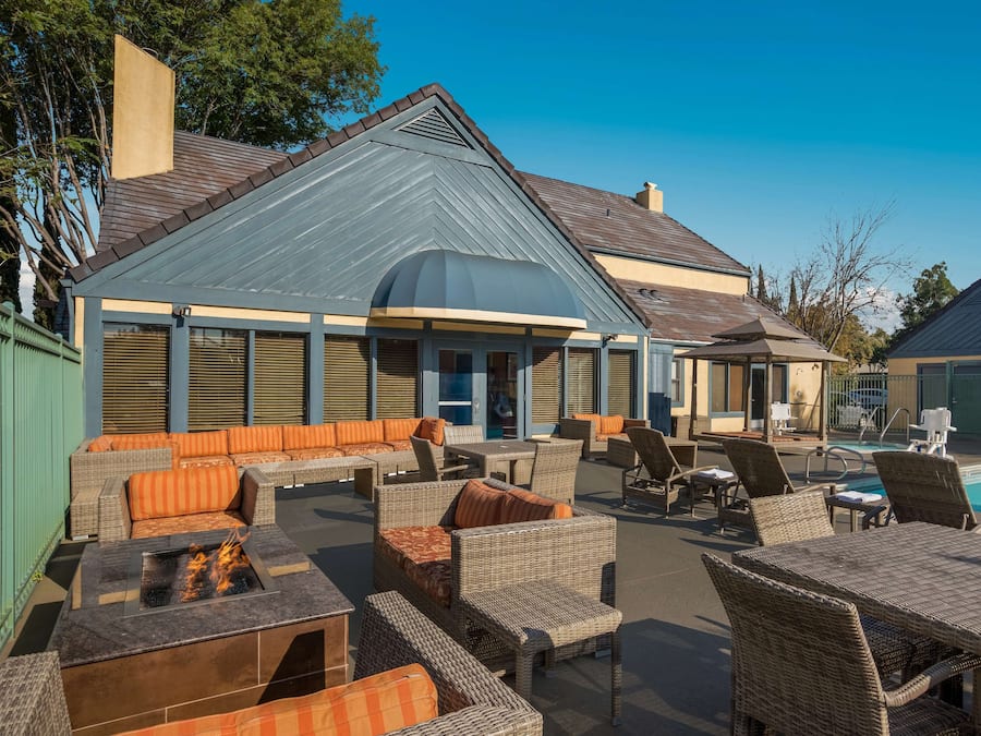 Außenpool, Liegestühle