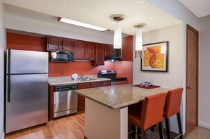 Suite, 1 cama de matrimonio grande, no fumadores (with Sofabed, Full Kitchen) | Escritorio, espacio para trabajar con un portátil, cortinas opacas