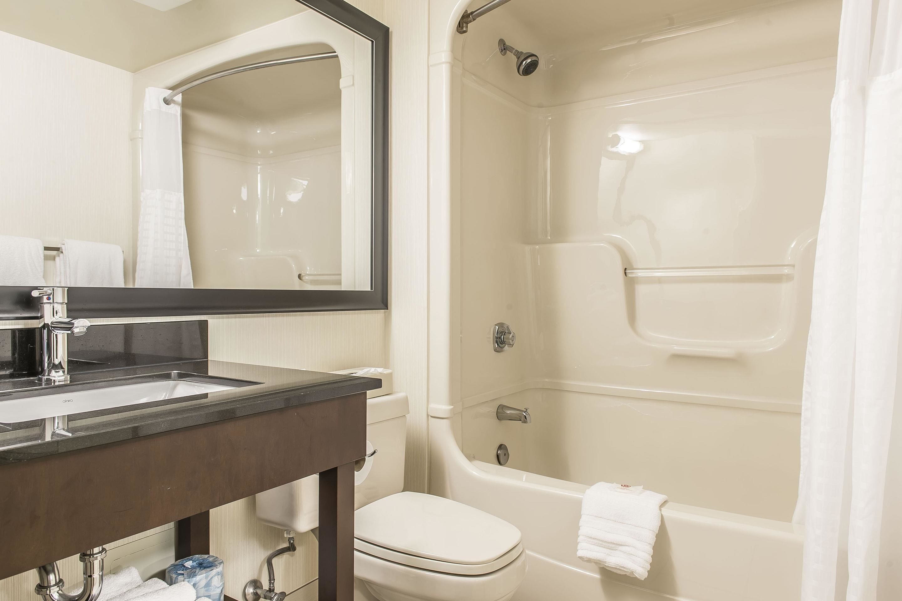 combined shower/bathtub, eco-friendly toiletries, hair dryer, towels