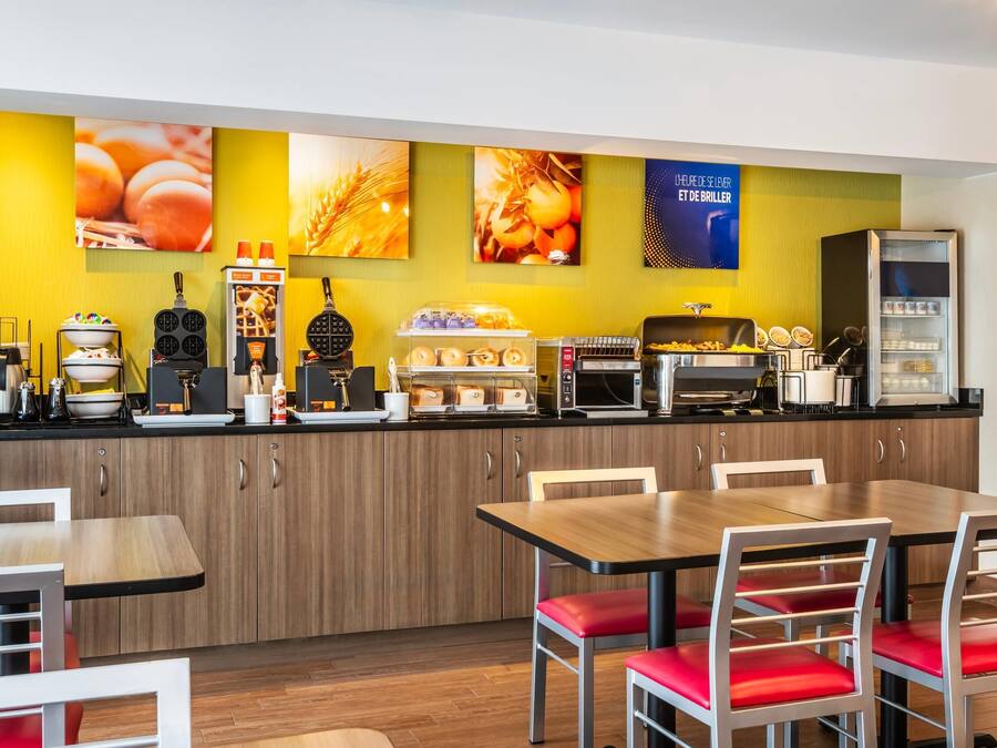 Eine moderne Frühstückstheke mit verschiedenen Speisen und einer Kaffeemaschine.
