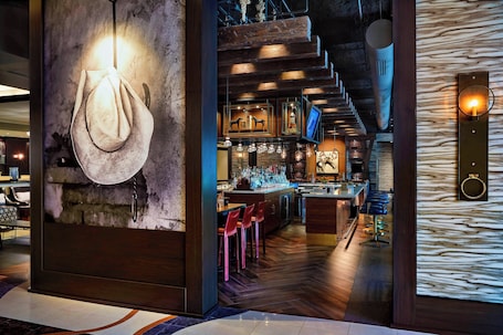 2 restaurantes; se sirve almuerzo y cena; cocina americana