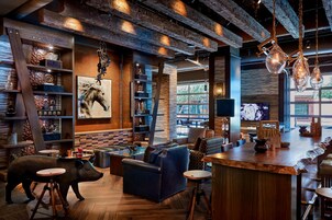 2 restaurantes; se sirve almuerzo y cena; cocina americana