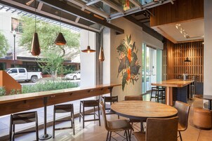 2 restaurantes; se sirve almuerzo y cena; cocina americana