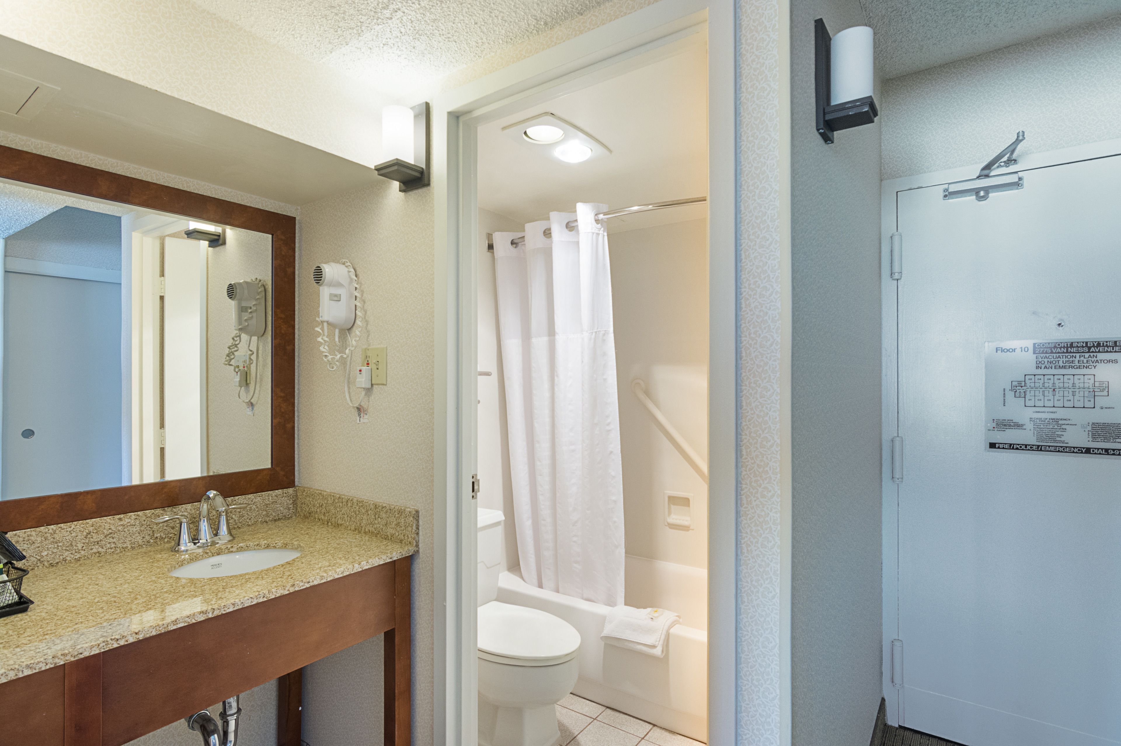 combined shower/bathtub, hydromassage showerhead, designer toiletries