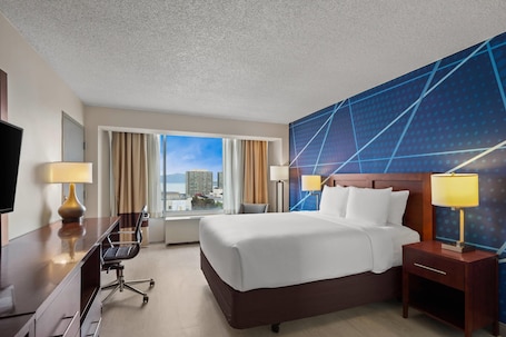 Hochwertige Bettwaren, Daunenbettdecken, Pillowtop-Betten, Zimmersafe. Comfort Inn by the Bay
