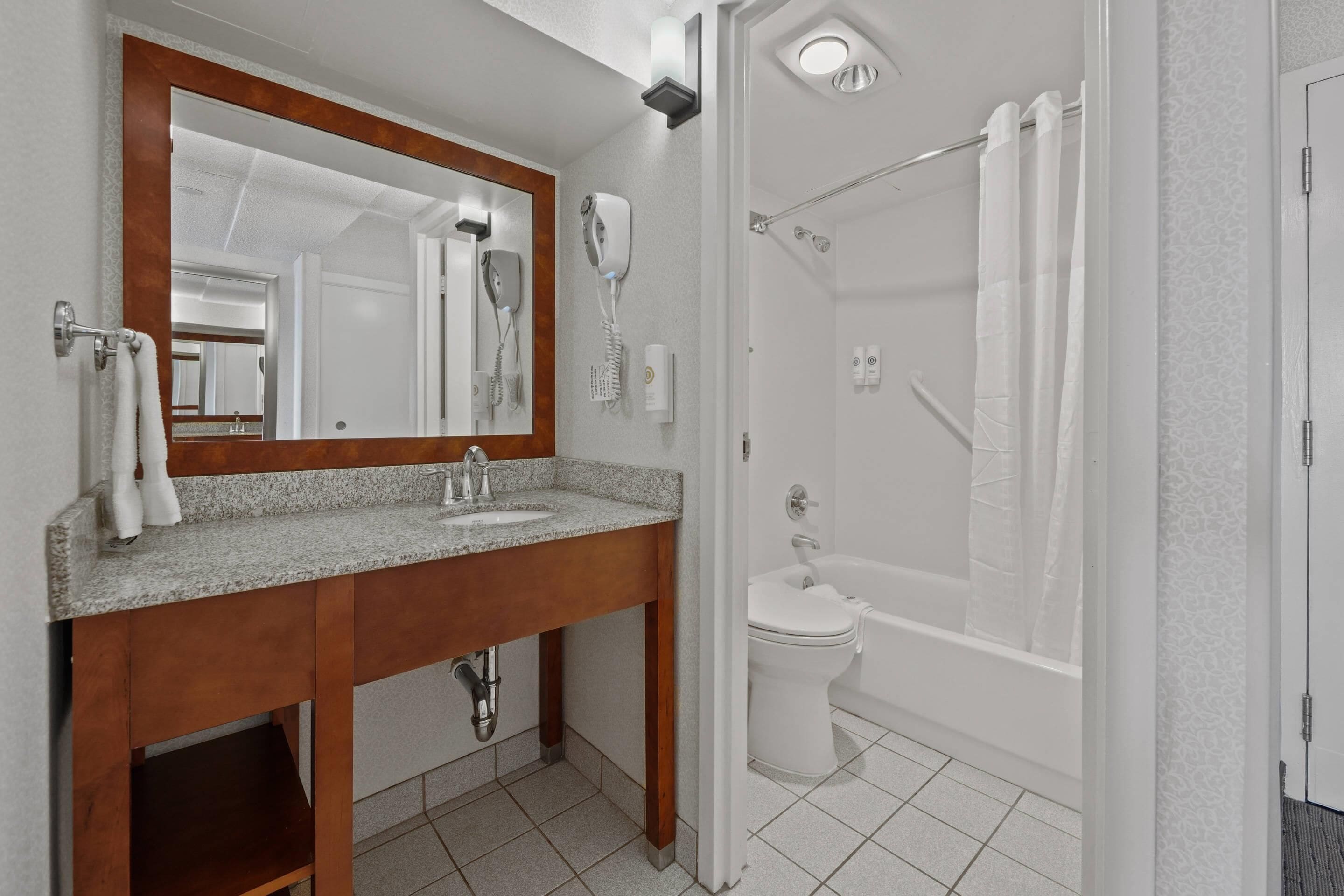 Photo - Comfort Inn by the Bay