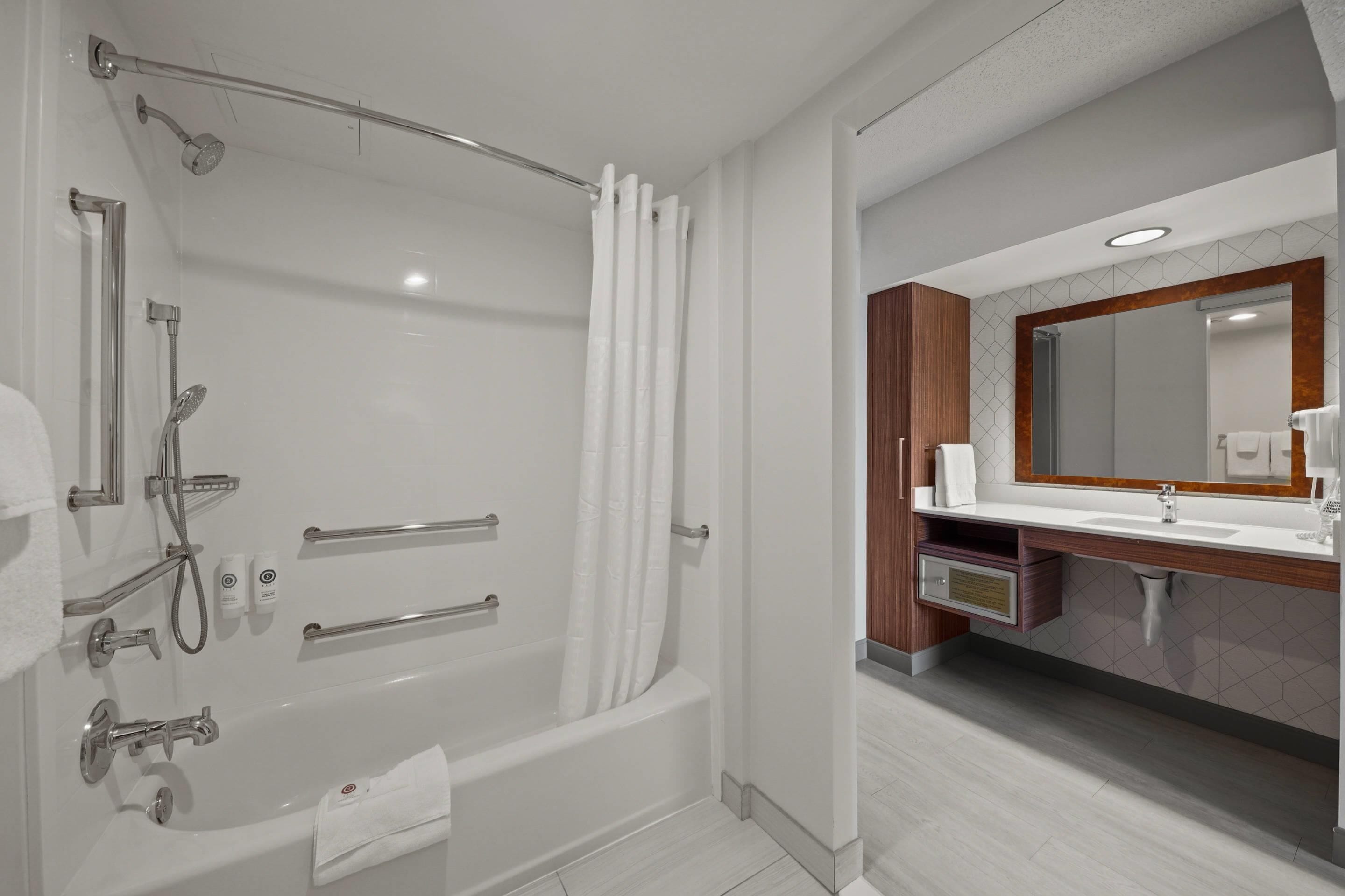 Photo - Comfort Inn By the Bay