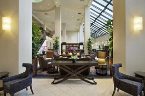 Lobby sitting area - Embassy Suites by Hilton Santa Clara Silicon Valley (Santa Clara)