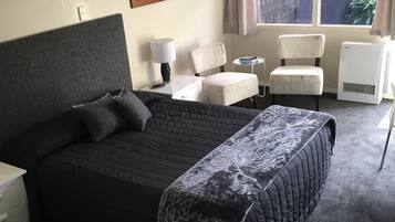 Business Studio Suite, 1 Queen Bed | Minibar