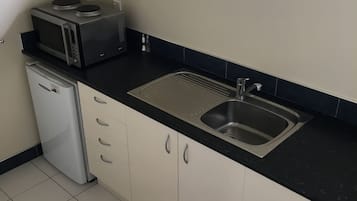 Suite estudio empresarial, 1 cama Queen size | Cocineta privada | Refrigerador, microondas, cafetera y tetera y tetera eléctrica