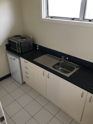 Suite studio Affaires, 1 grand lit | Cuisinette privée | Réfrigérateur, four à micro-ondes, cafetière-théière