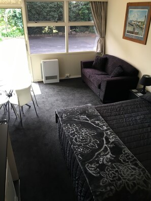 Suíte estúdio empresarial, 1 cama Queen | Roupas de cama premium, frigobar, cofres nos quartos