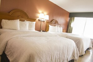 Kamar Standar, 2 Tempat Tidur Queen | Bantalan ekstra lembut, brankas, meja kerja, dan tirai kedap cahaya