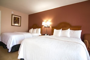 Pillowtop-Betten, Zimmersafe, Schreibtisch, Verdunkelungsvorhänge