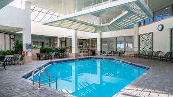 Una piscina techada, 2 piscinas al aire libre