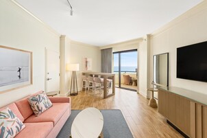Deluxe Suite, 1 King Bed (1 Bedroom) | Premium bedding, pillowtop beds, in-room safe, iron/ironing board